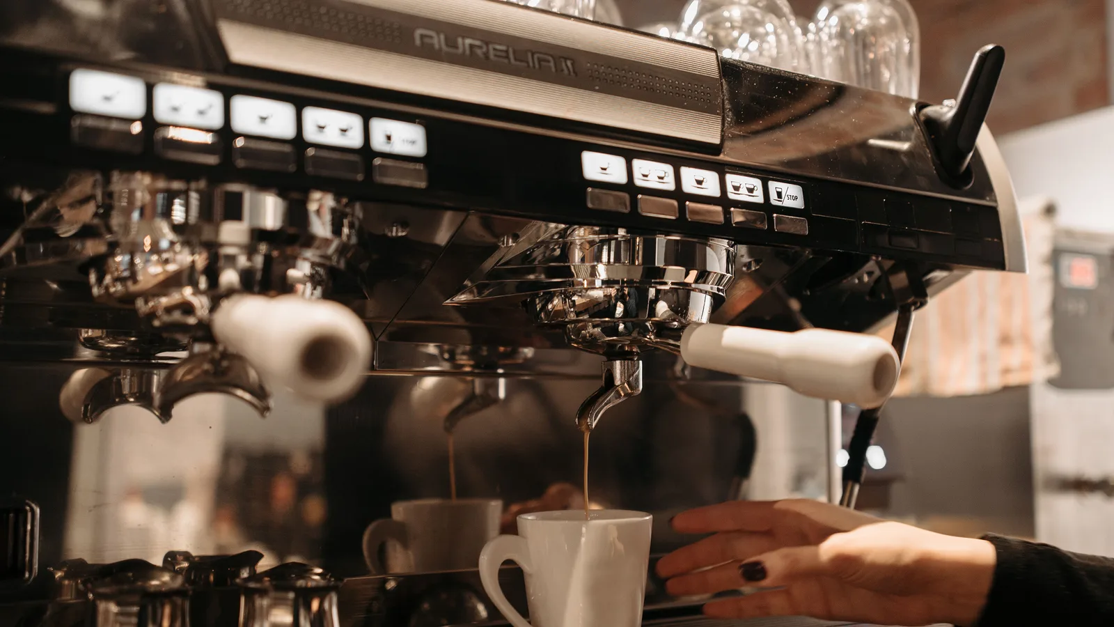 Profesionāls espresso kafijas automāts kafejnīcā